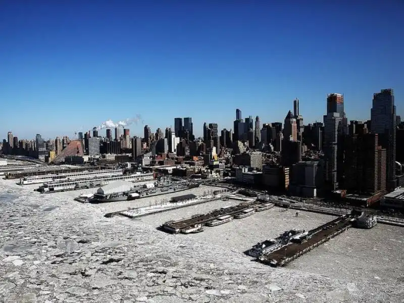 new york il  fiume hudson ghiacciato 