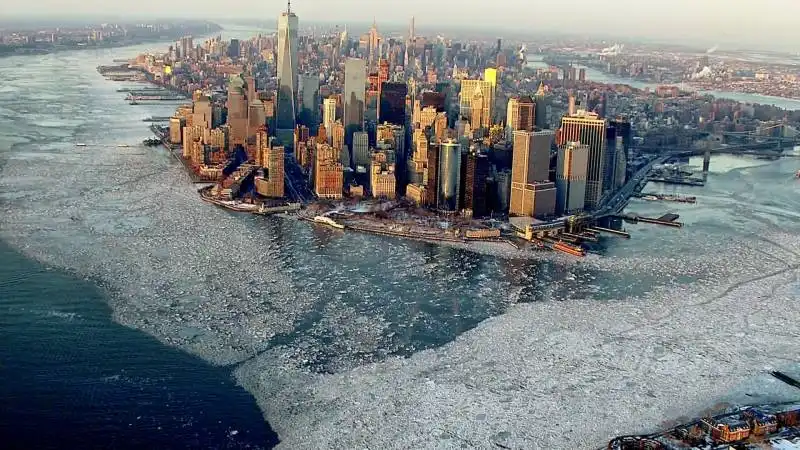 new york il fiume hudson   ghiacciato 