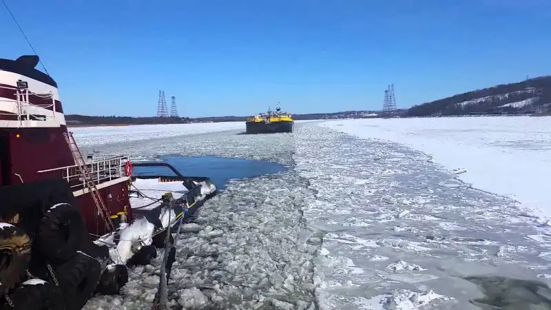 new york il fiume hudson  ghiacciato 