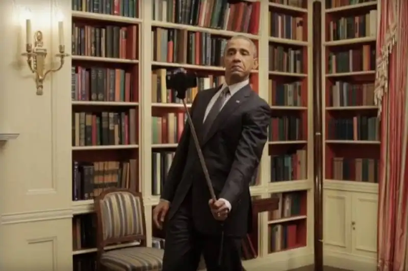 OBAMA CON SELFIE STICK