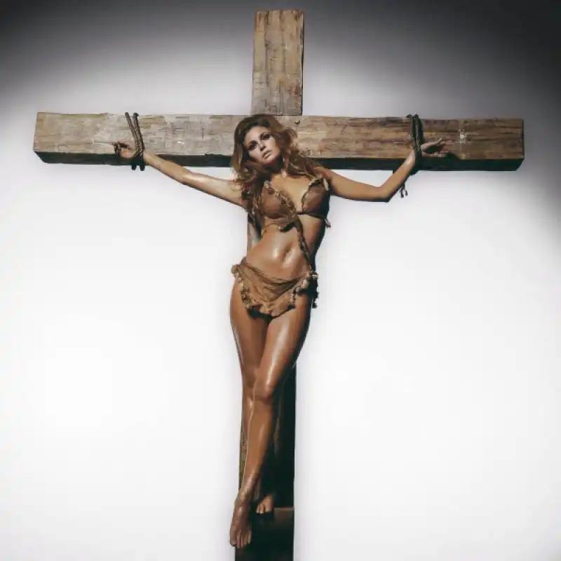 raquel welch crocifissa