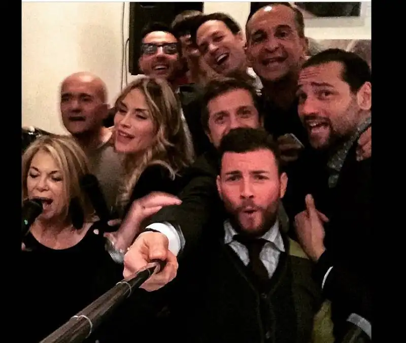 selfie di gruppo compleanno gabriele parpiglia