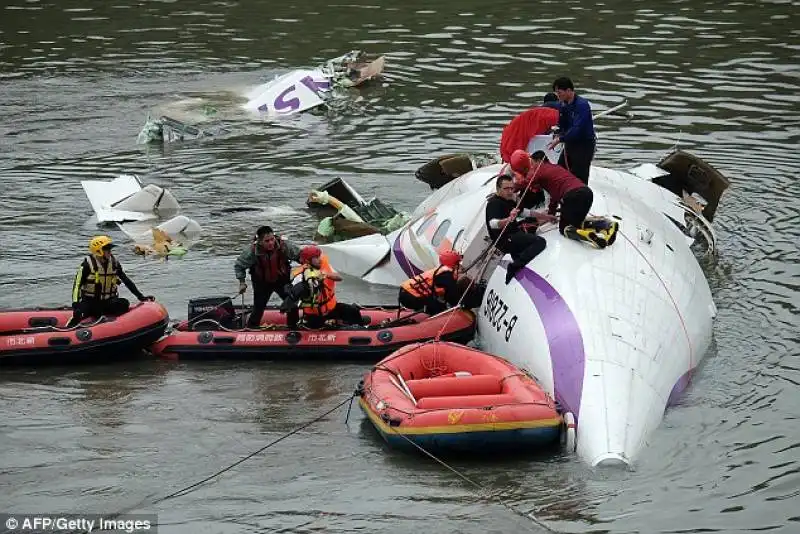 taiwan   un aereo in volo tocca un ponte e cade nel fiume  13