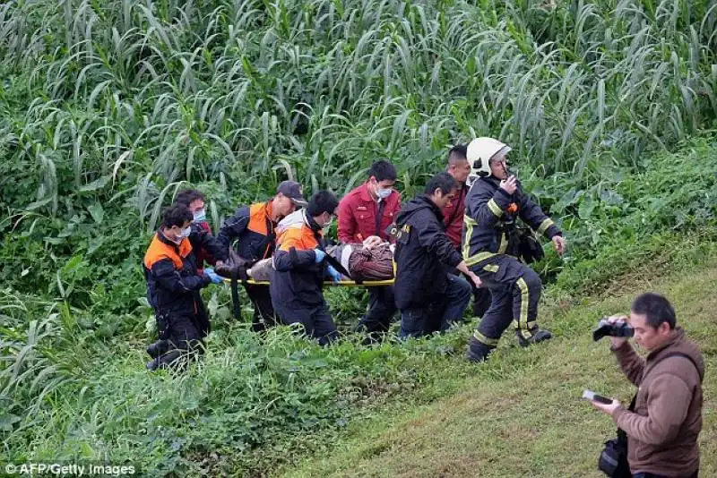 taiwan   un aereo in volo tocca un ponte e cade nel fiume  7