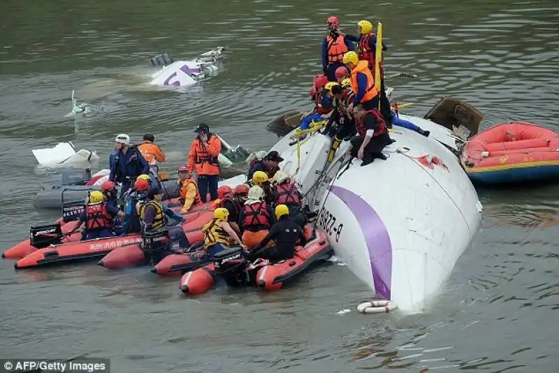 taiwan   un aereo in volo tocca un ponte e cade nel fiume  9