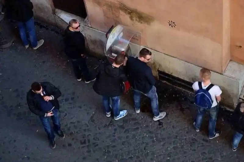 tifosi del feyenoord pisciano a piazza di spagna