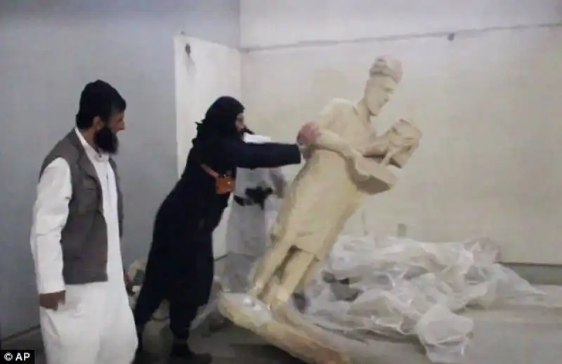 uomo isis museo di mosul