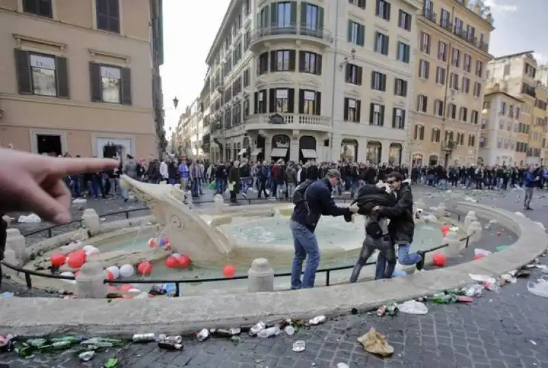 vandalismo dei tifosi del feyenoord  32