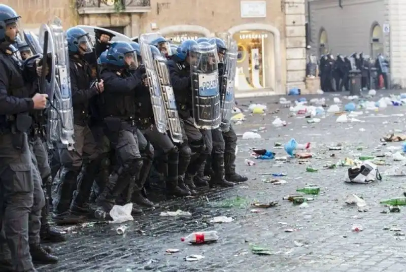 vandalismo dei tifosi del feyenoord  47