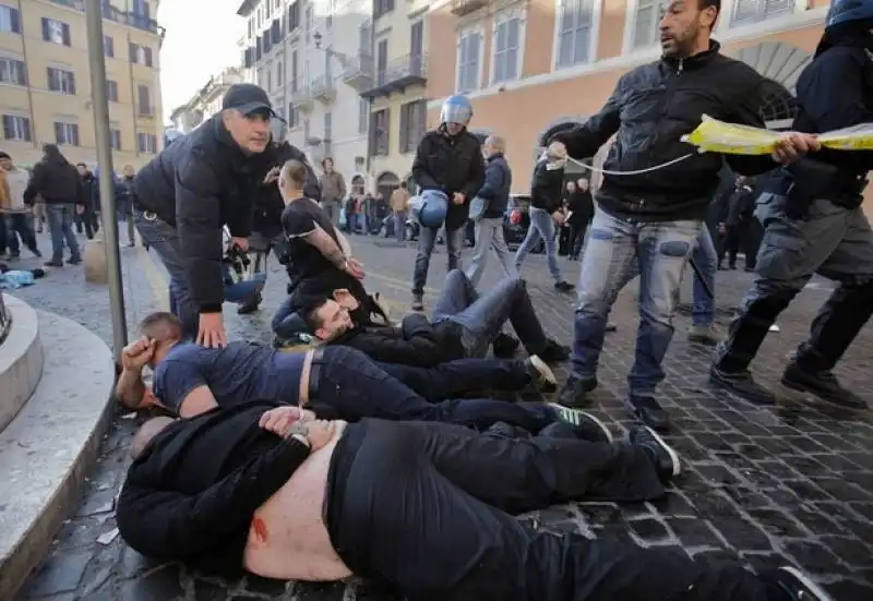 vandalismo dei tifosi del feyenoord  6