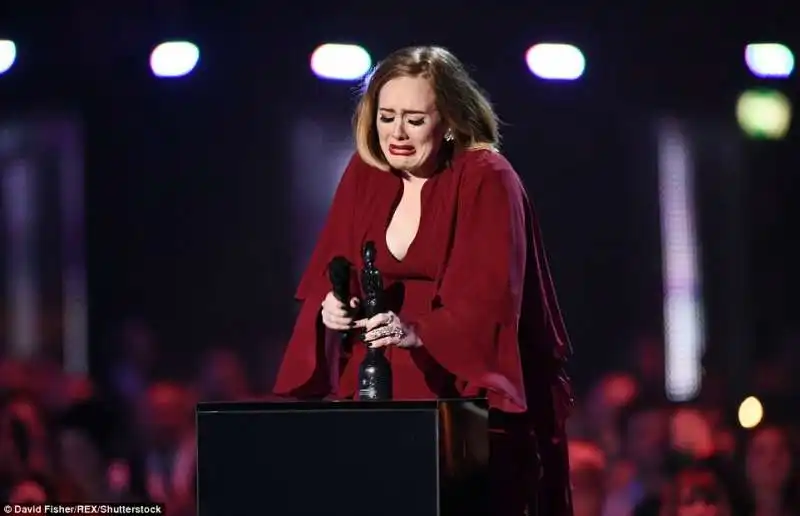 adele piange ai brit awards