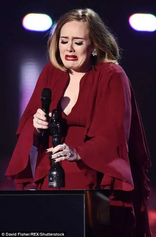 adele piange e impreca ai brits