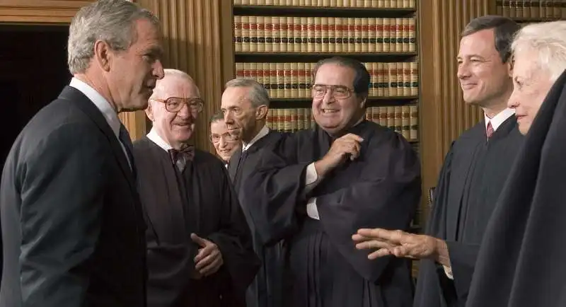 antonin scalia con john roberts e george w  bush 2005