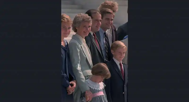 antonin scalia con la famiglia al giuramento 1986