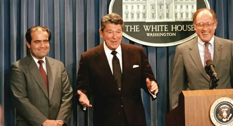 antonin scalia con william rehnquist e ronald reagan 1986