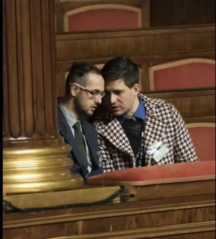 BACIO GAY SENATO