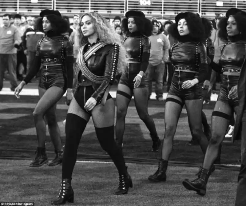 beyonce e ballerine in bianco e nero