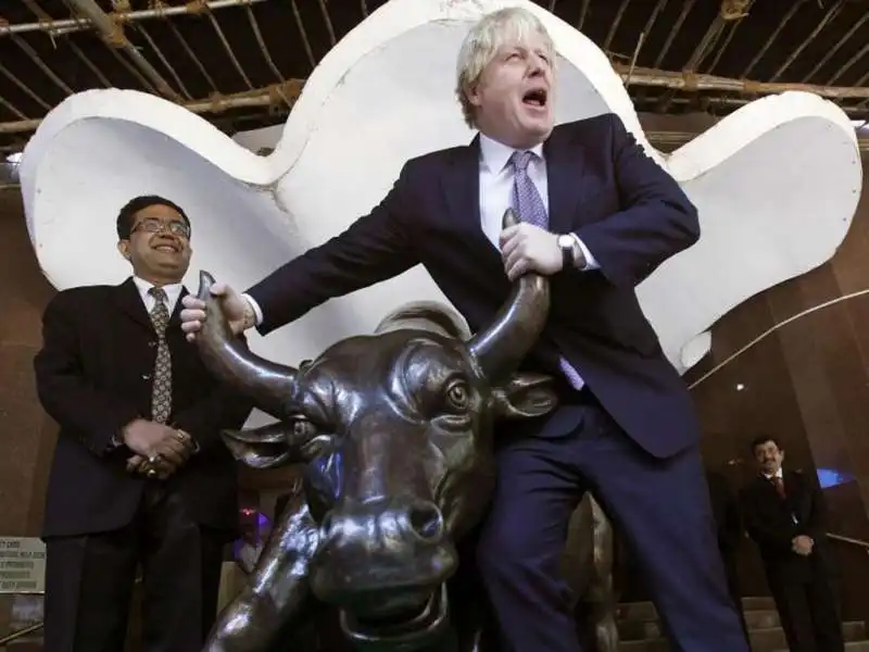 BORIS JOHNSON CON IL TORO DELLA BORSA DI LONDRA