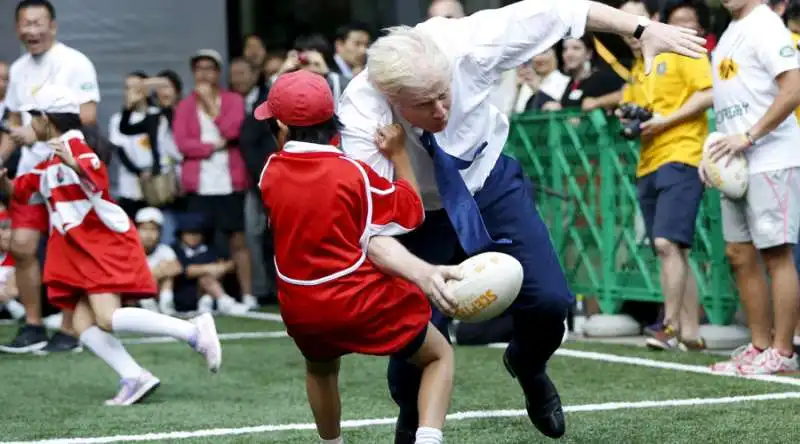 boris johnson travolge un povero bimbo giapponese  2