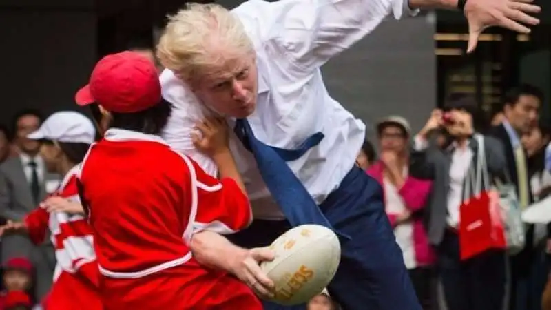 boris johnson travolge un povero bimbo giapponese  3