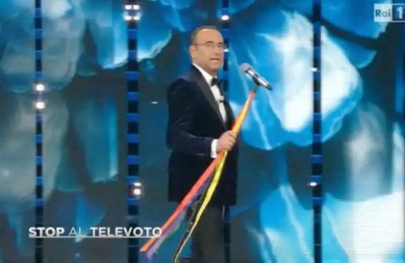 carlo conti fiocco arcobaleno sanremo2016 