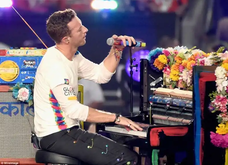 chris martin al pianoforte del superbowl