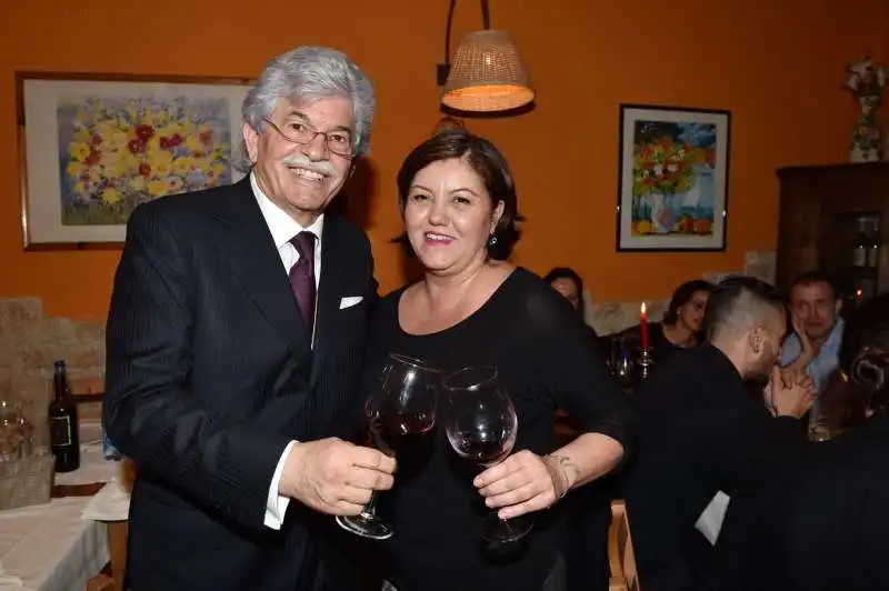 il senatore razzi brinda con la proprietaria del ristorante