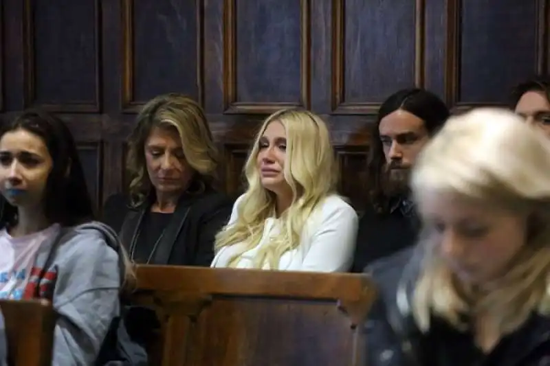 kesha chiede di sciogliere il contratto con dr luke