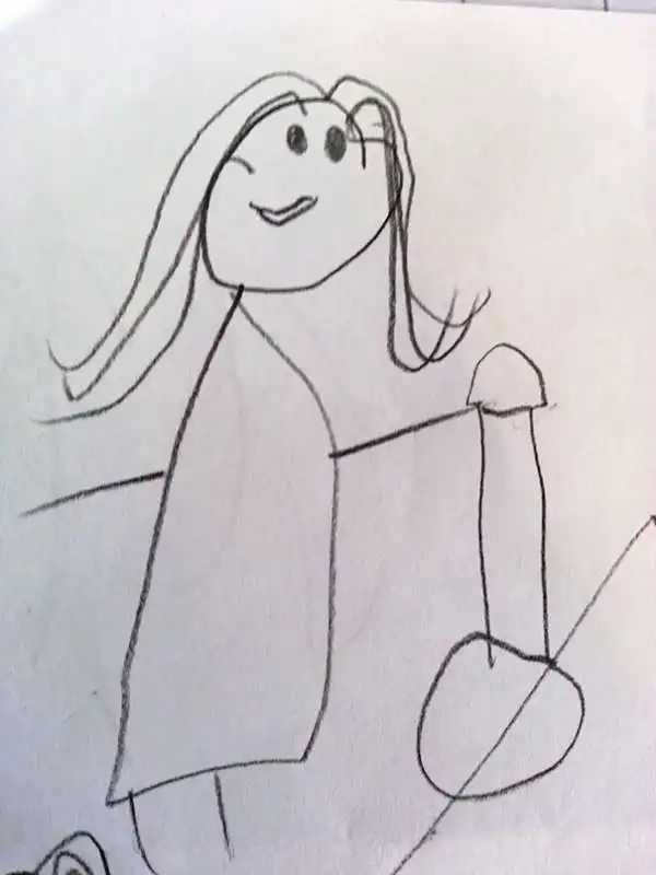 la bimba si disegna mentre spala