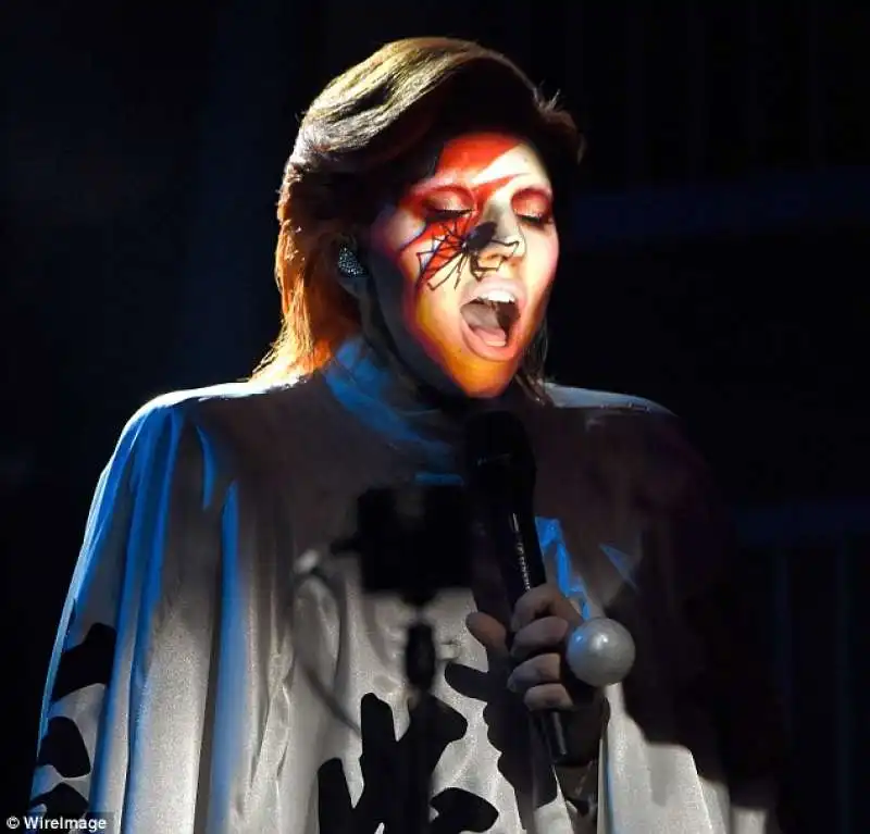 lady gaga tributo a david bowie  17