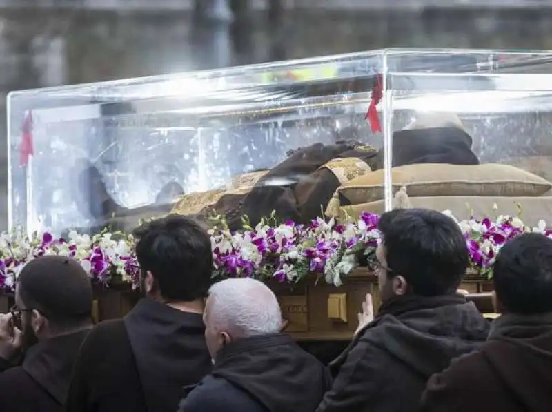 le spoglie di padre pio arrivano a roma 10