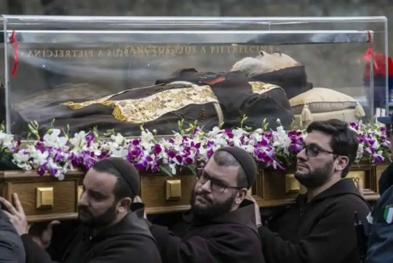 le spoglie di padre pio arrivano a roma 3