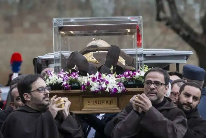 le spoglie di padre pio arrivano a roma 4