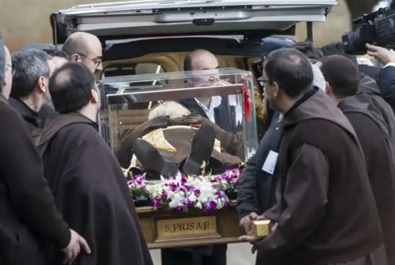 le spoglie di padre pio arrivano a roma 6