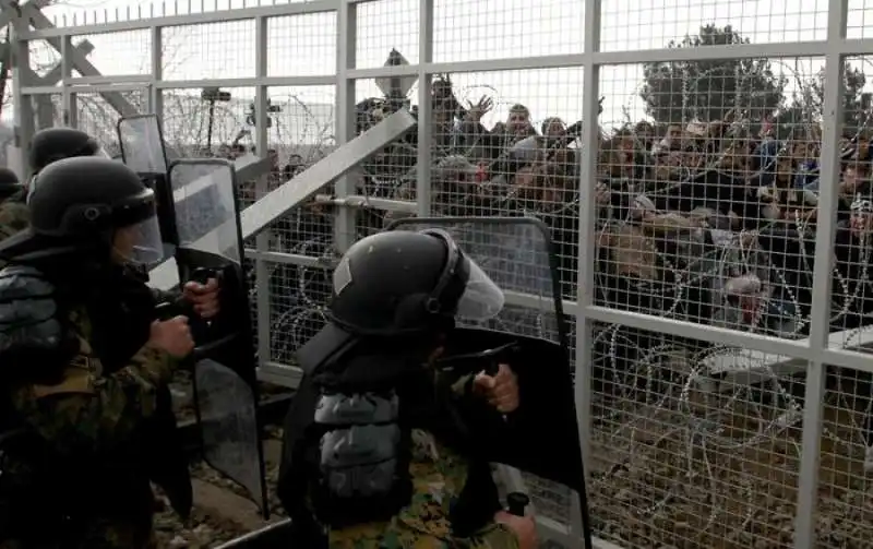 MIGRANTI SFONDANO BARRIERA GRECIA MACEDONIA 1 (ANSA)