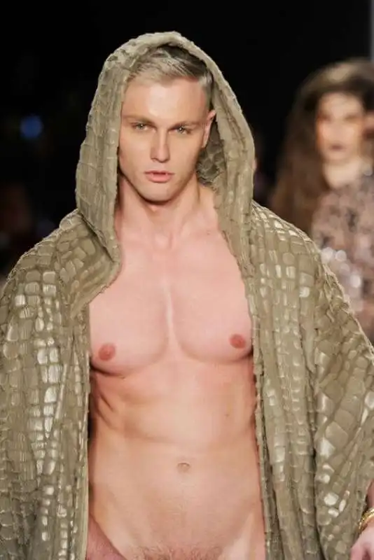 modello sfila nudo alla new york fashion week 