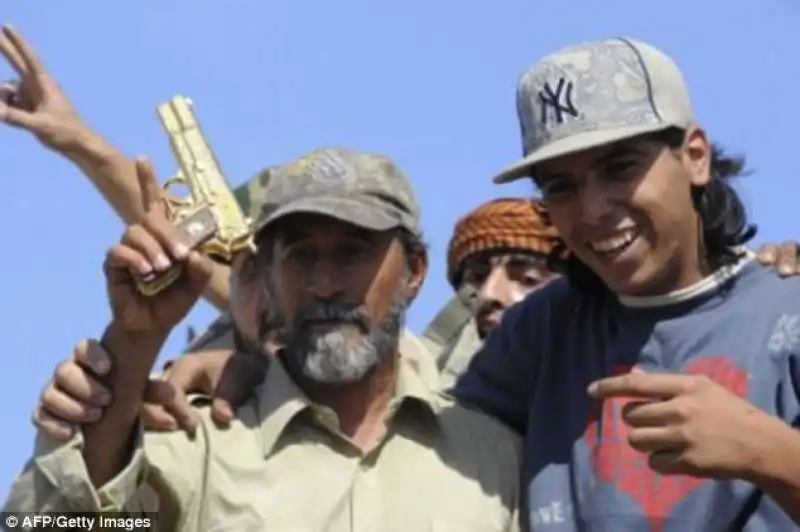  mohammed albibi con la pistola in oro di gheddafi