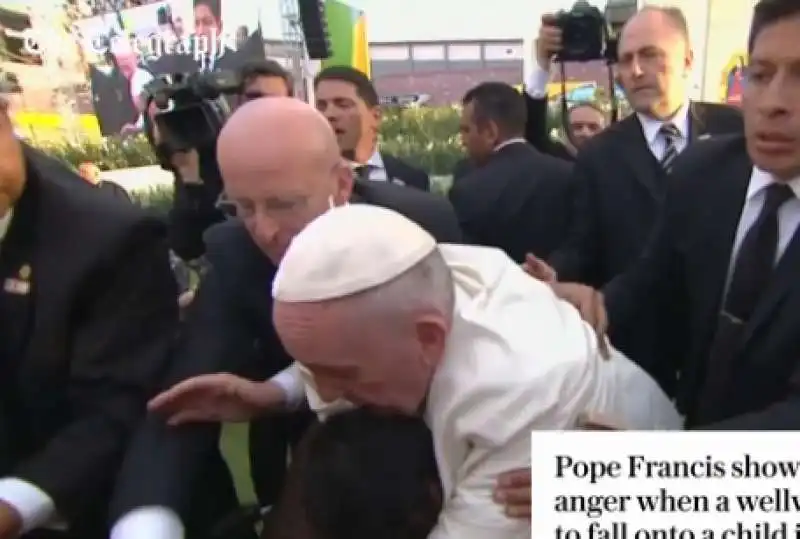 papa francesco strattonato in messico  4