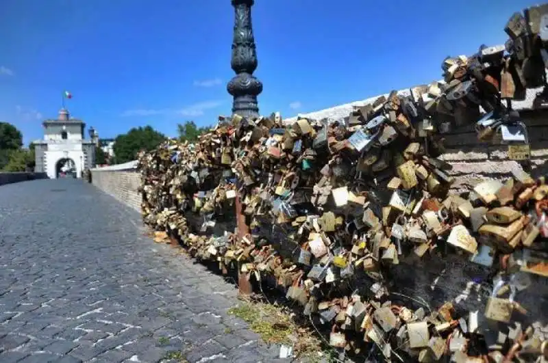 PONTE MILVIO LUCCHETTO