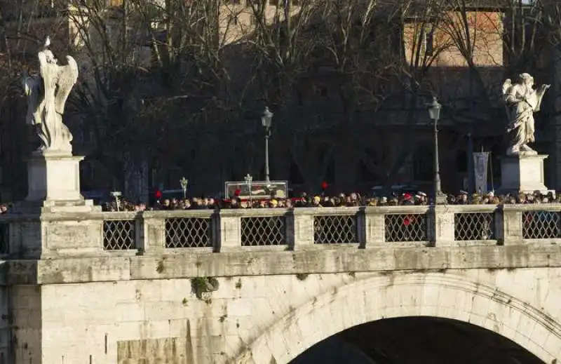 processione con le spoglie di padre pio e san leopoldo mandic    10