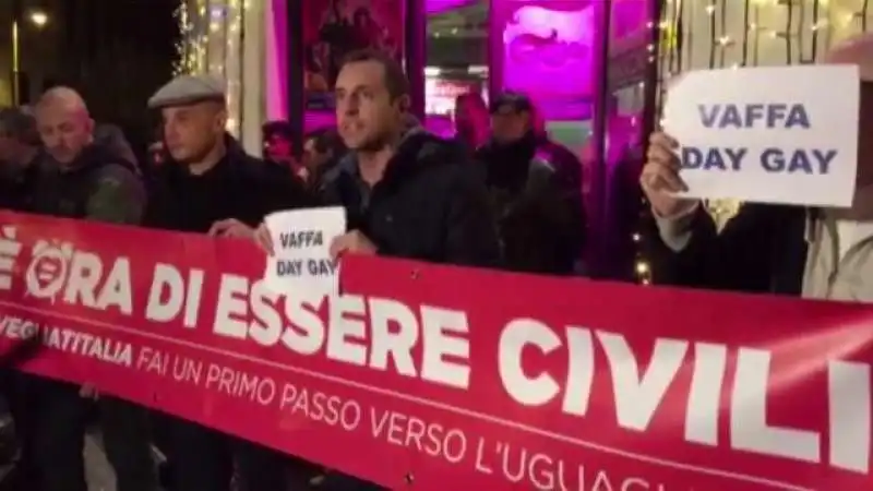 PROTESTA GAY CONTRO BEPPE GRILLO 