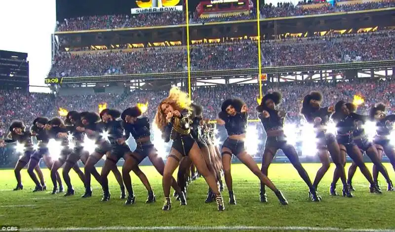 queen b al superbowl