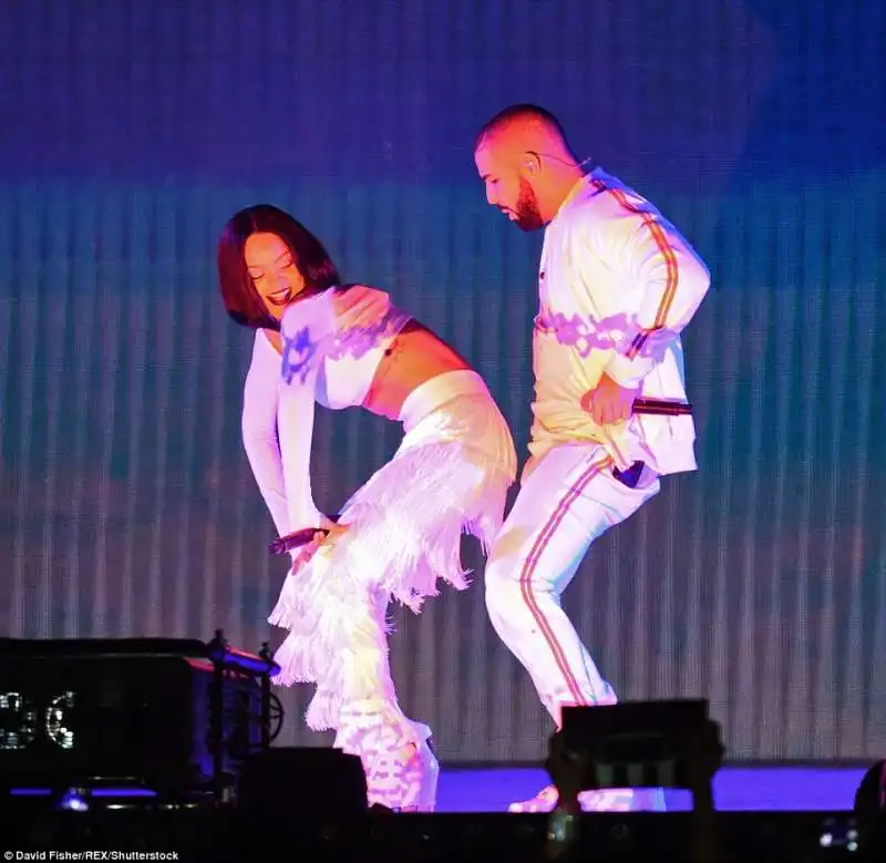 rihanna twerka con drake