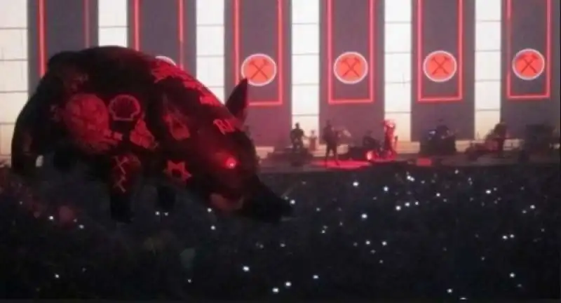 roger waters coreografia pink floyd