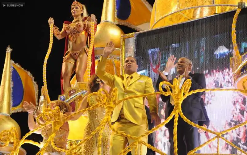 ronaldo dorato al carnevale di san paolo 