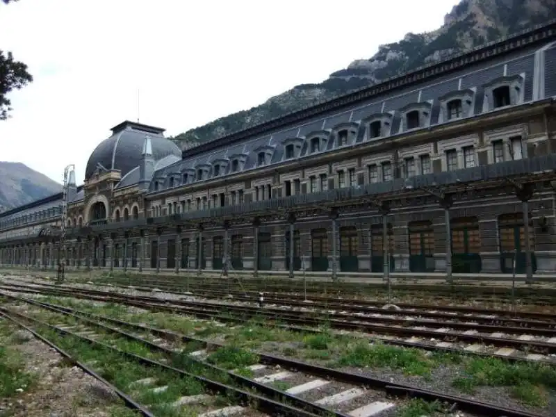 stazione canfranc spagna