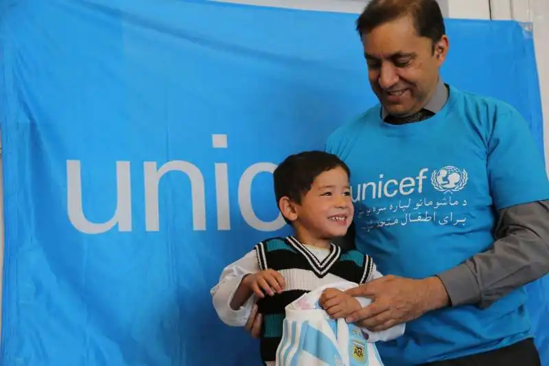 unicef ritraccia il piccolo fan di messi