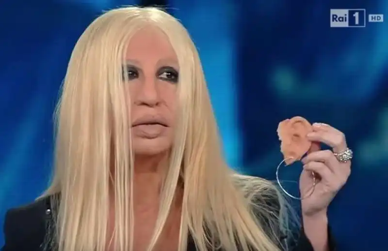 virginia raffaele come donatella versace  9