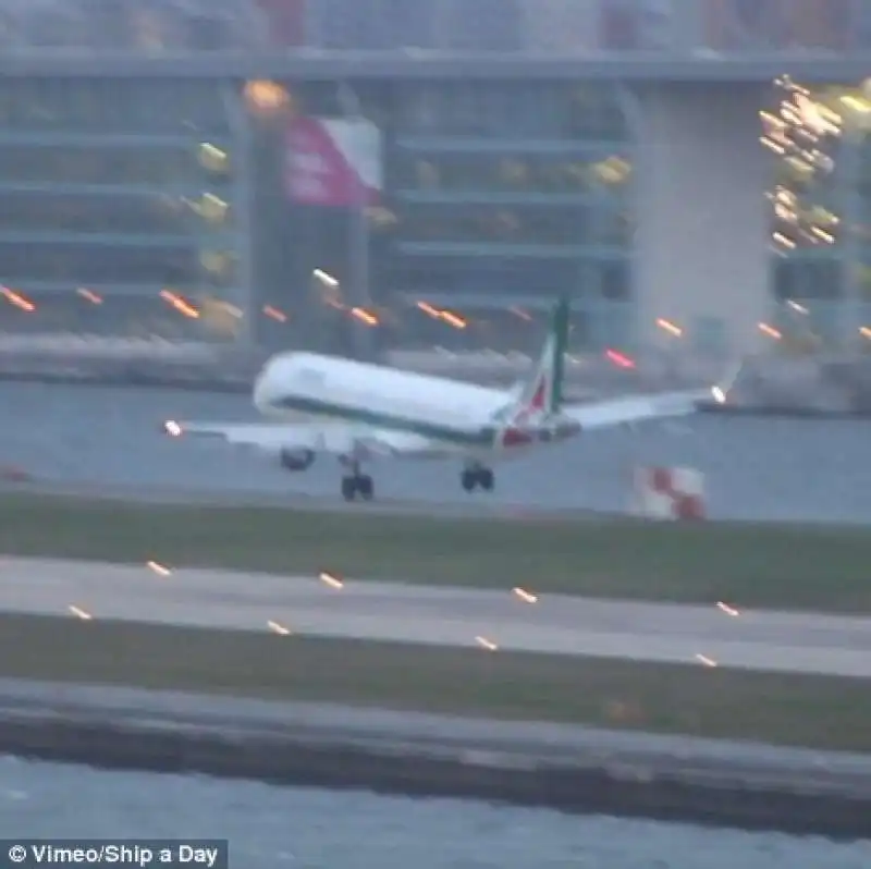 volo   alitalia  atterraggio a londra