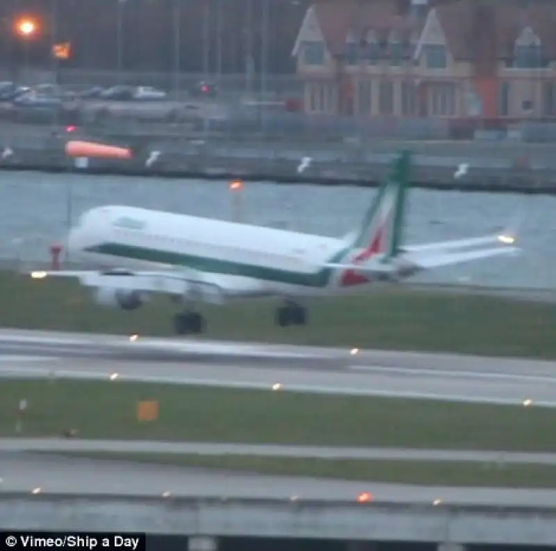 volo alitalia  atterraggio a londra